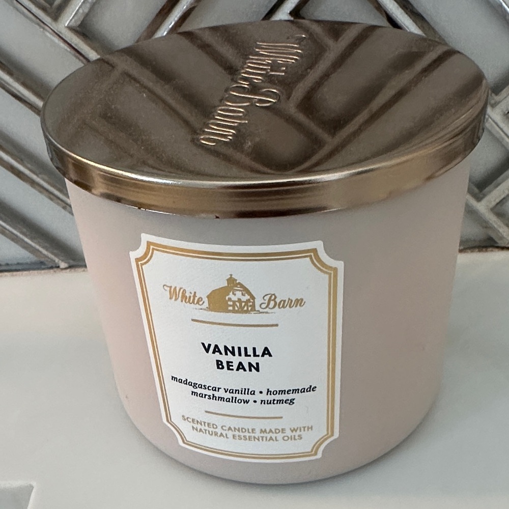 White Barn Vanilla Bean Candle with Gold Lid